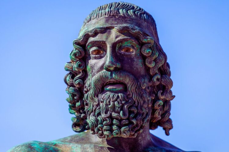 Il fascino senza tempo dei Bronzi di Riace tra storia, arte ed emozione